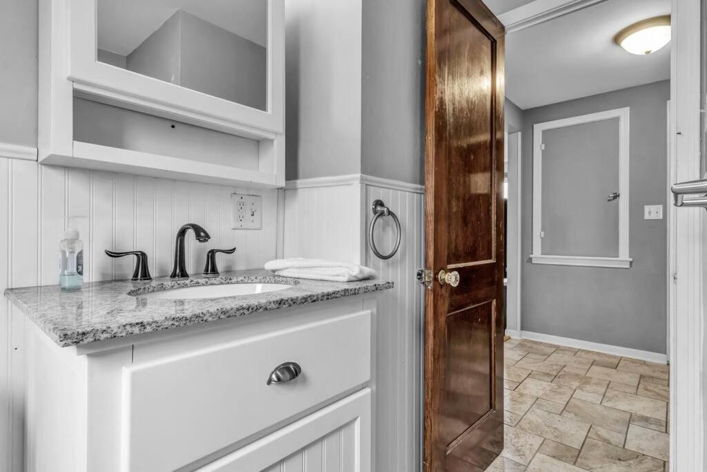 Gorgeous 2 Queen Bedroom Apartment In North Buffalo With 70 Inch Tv ภายนอก รูปภาพ